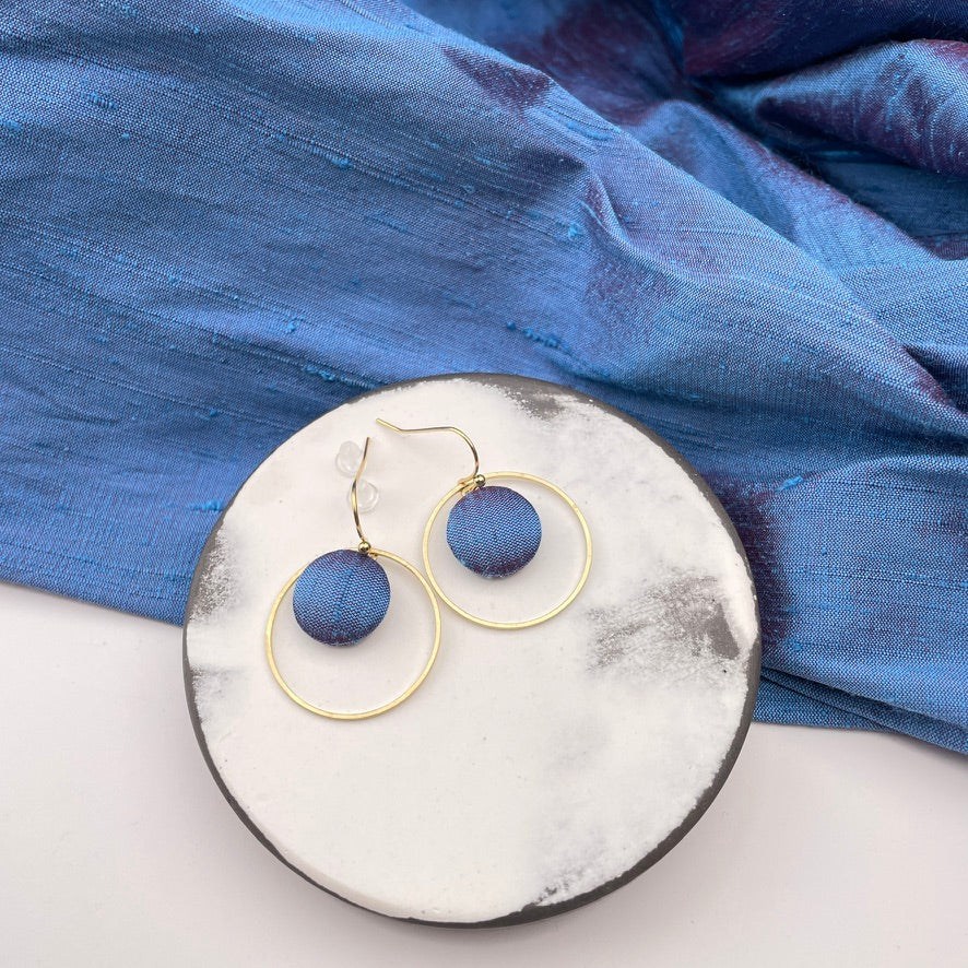 Ohrringe Inner Circle klein . Blaue Stunde