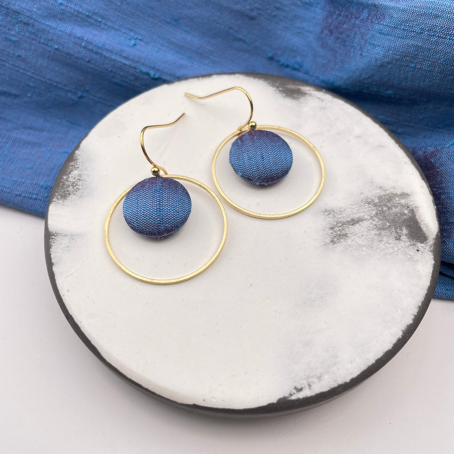 Ohrringe Inner Circle klein . Blaue Stunde