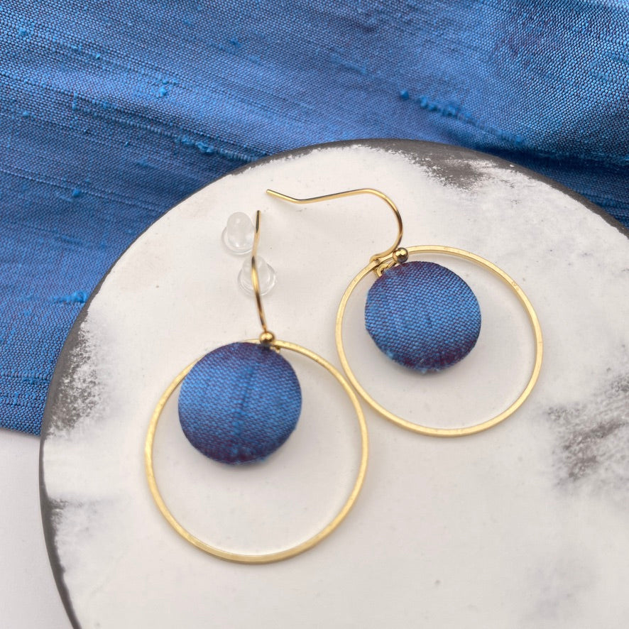 Ohrringe Inner Circle klein . Blaue Stunde