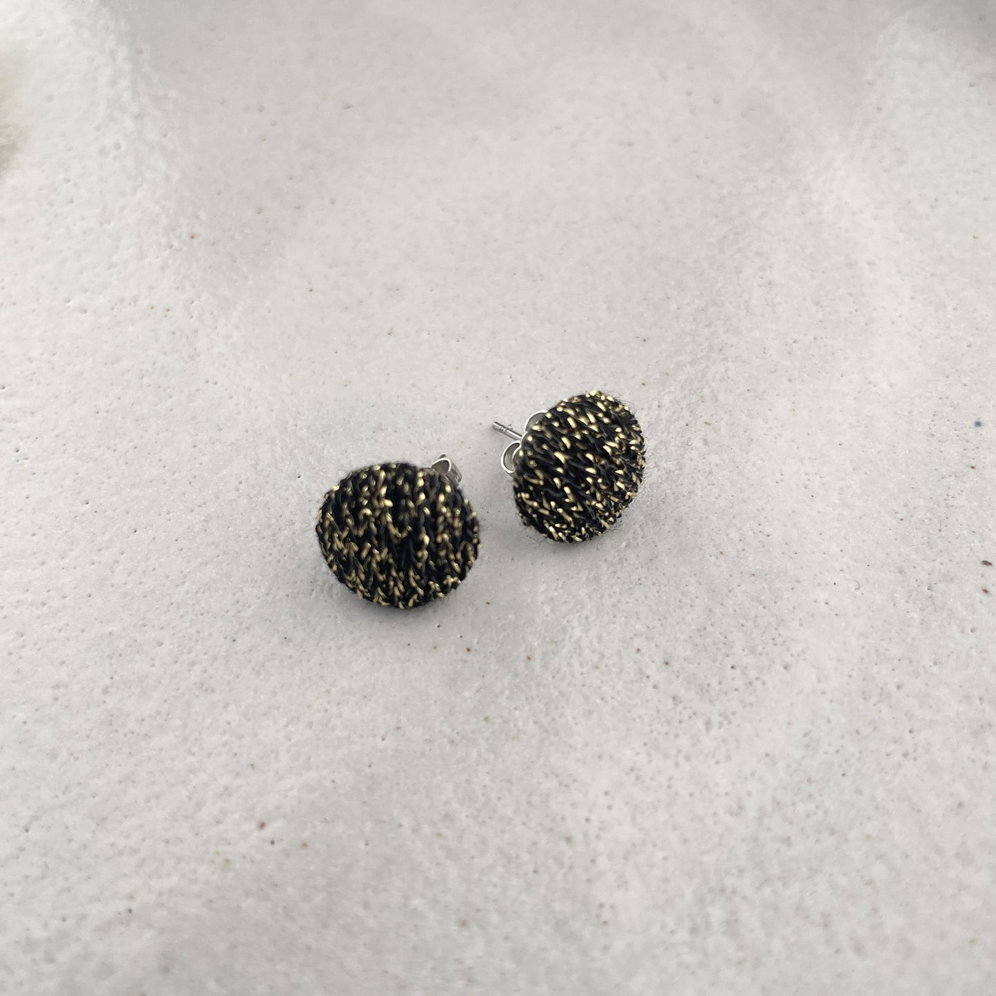 kleine Stoffstecker . Glitzer auf Schwarz