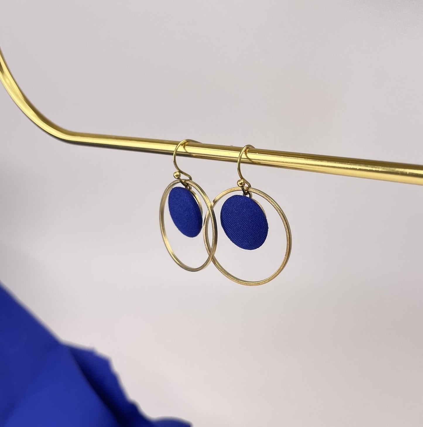Ohrringe Inner Circle klein in Royalblau