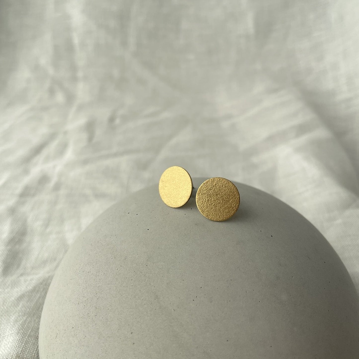 ✨Nara – große Ohrstecker mit sandmatter Oberfläche