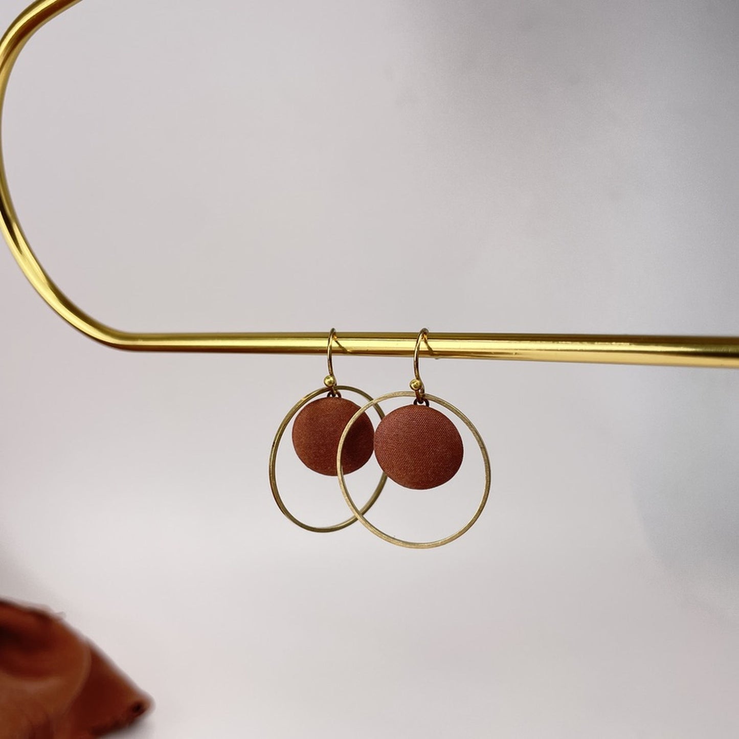 Ohrringe Inner Circle klein in Mocca
