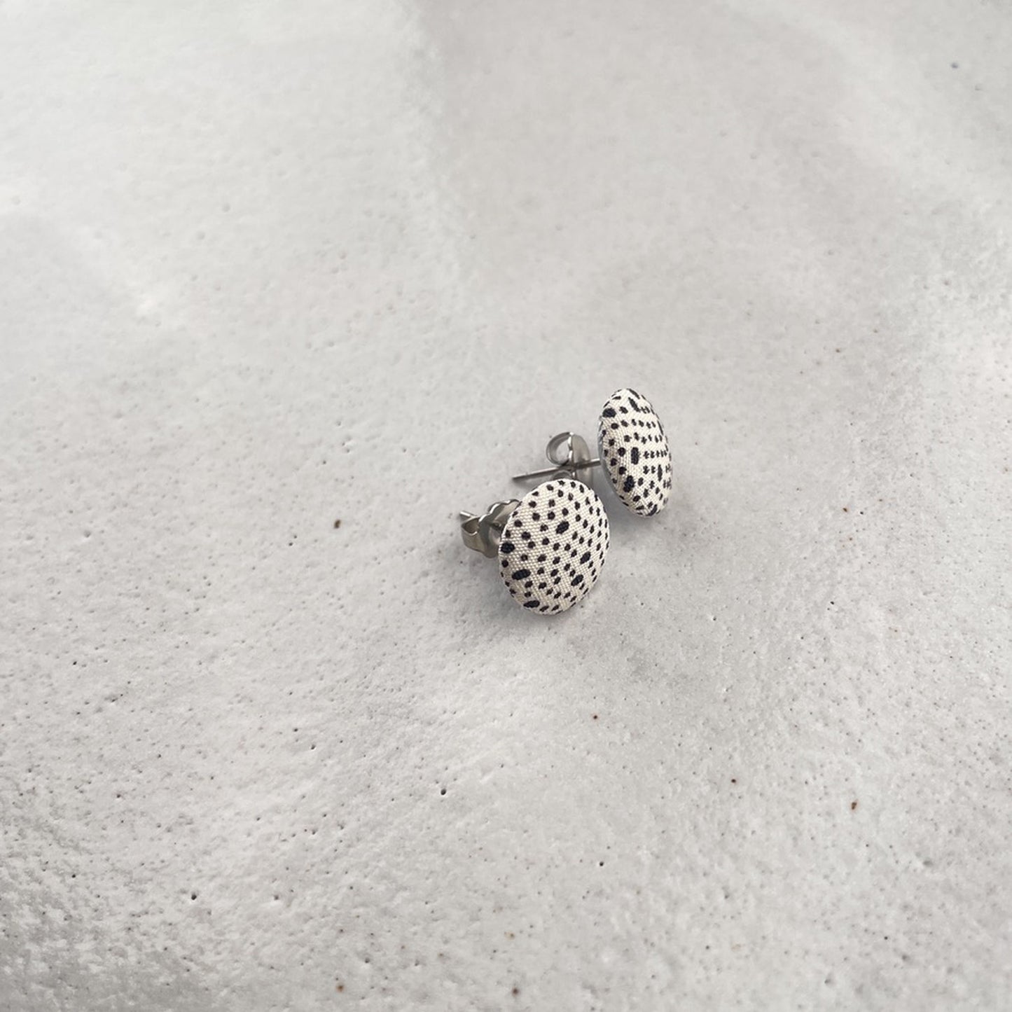kleine Stoffstecker . Kimono weiß