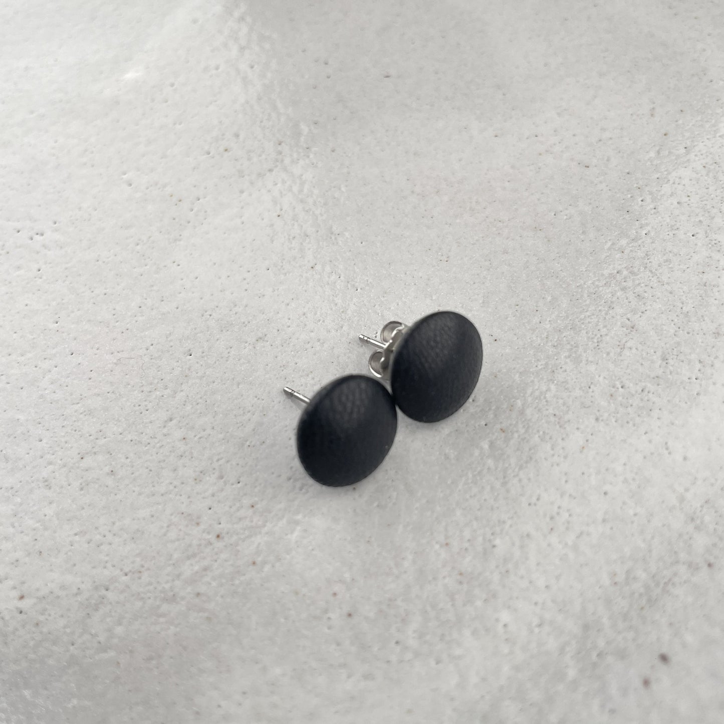 kleine Stoffstecker . in Leder