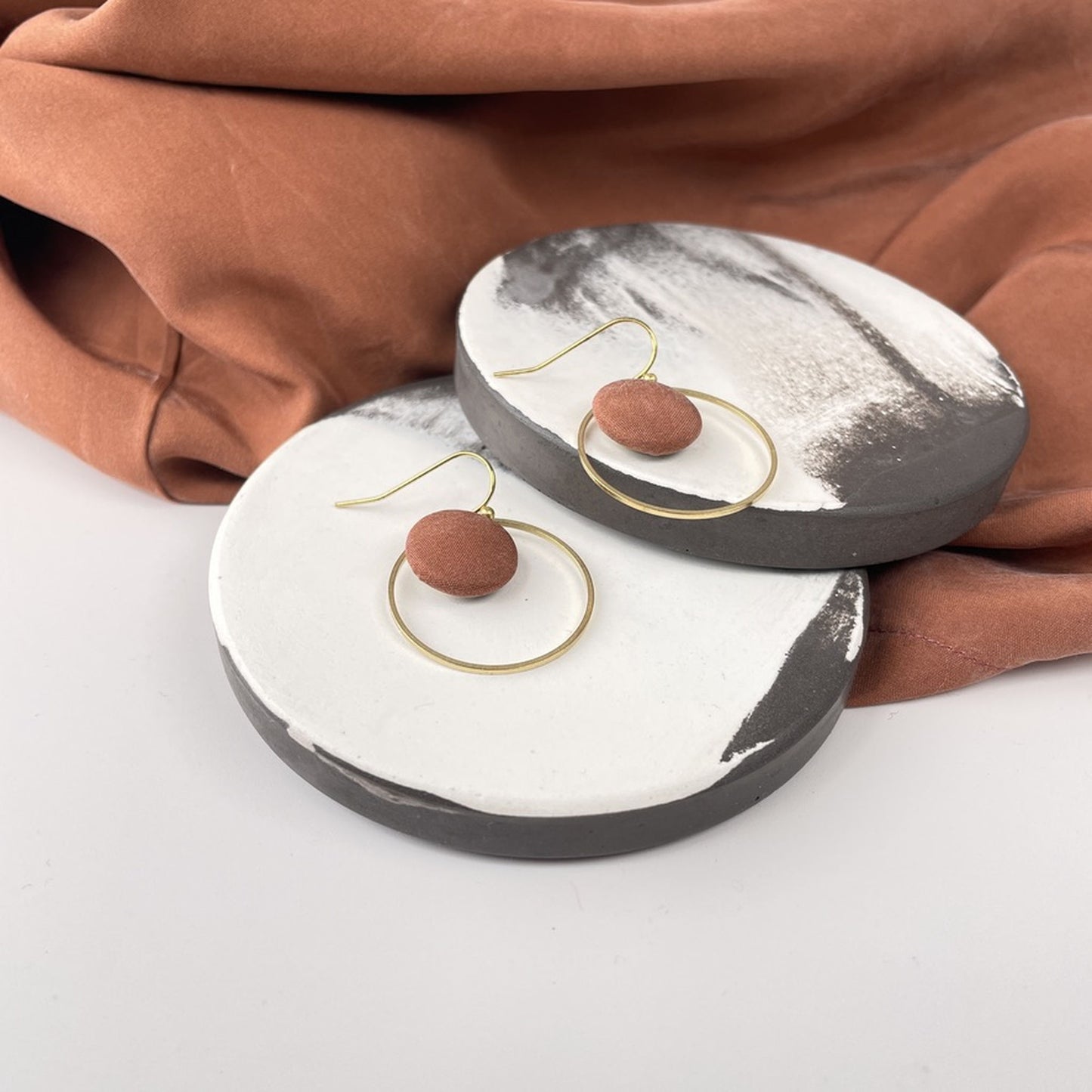 Ohrringe Inner Circle klein in Mocca