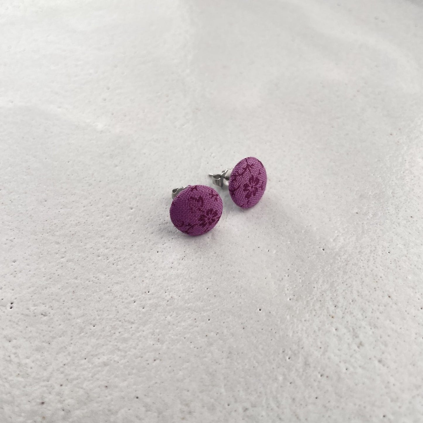 kleine Stoffstecker . lila Blütenranken