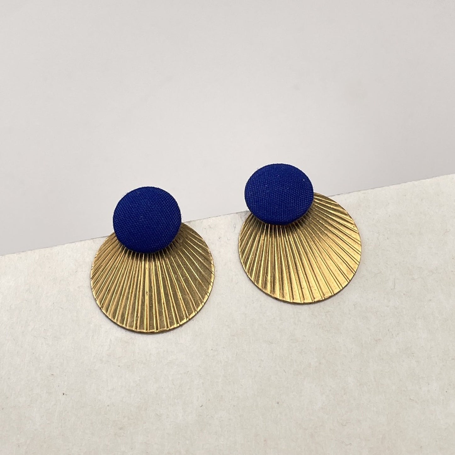 Ohrstecker Rundling in Royalblau