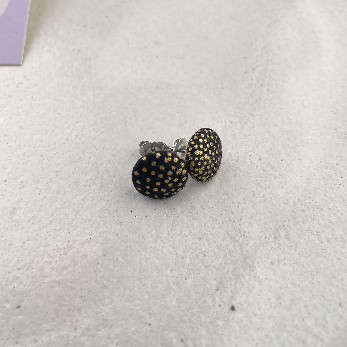 kleine Stoffstecker . Goldpunkte