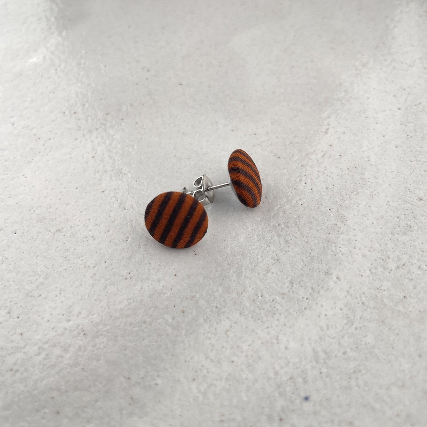 kleine Stoffstecker . Streifen braun