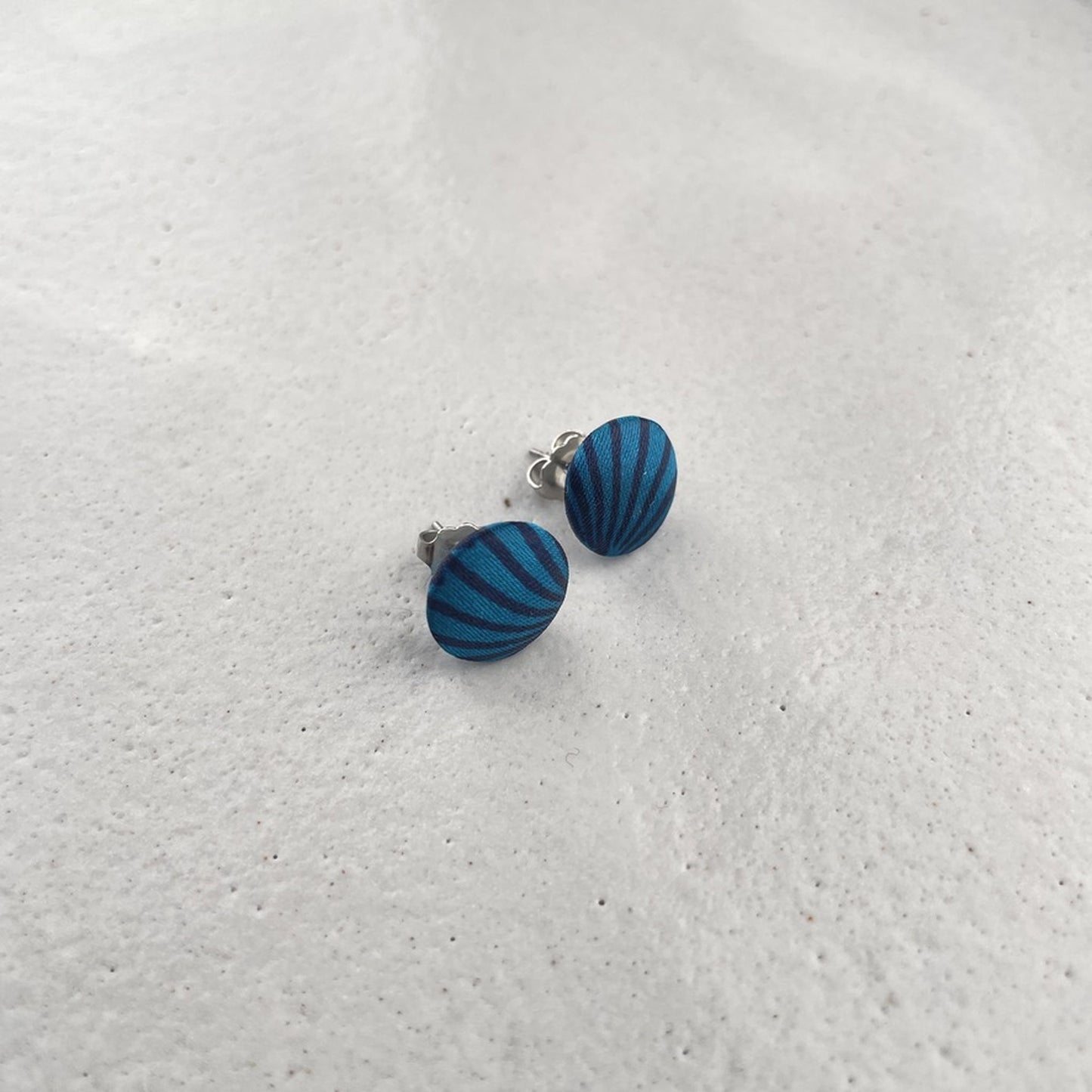 kleine Stoffstecker . blaue Strahlen