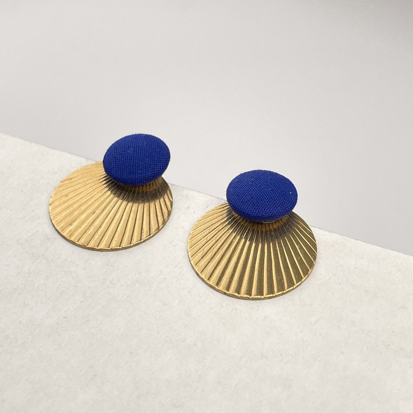 Ohrstecker Rundling in Royalblau