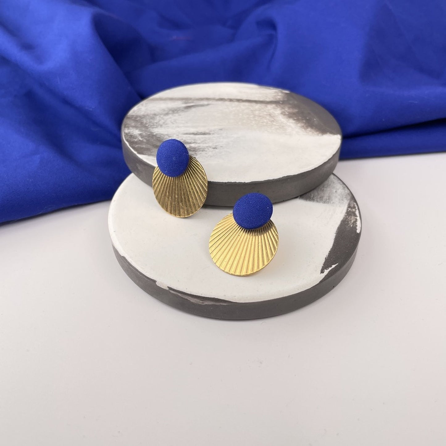 Ohrstecker Rundling in Royalblau