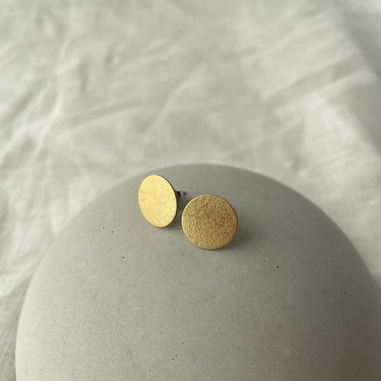 ✨Nara – große Ohrstecker mit sandmatter Oberfläche