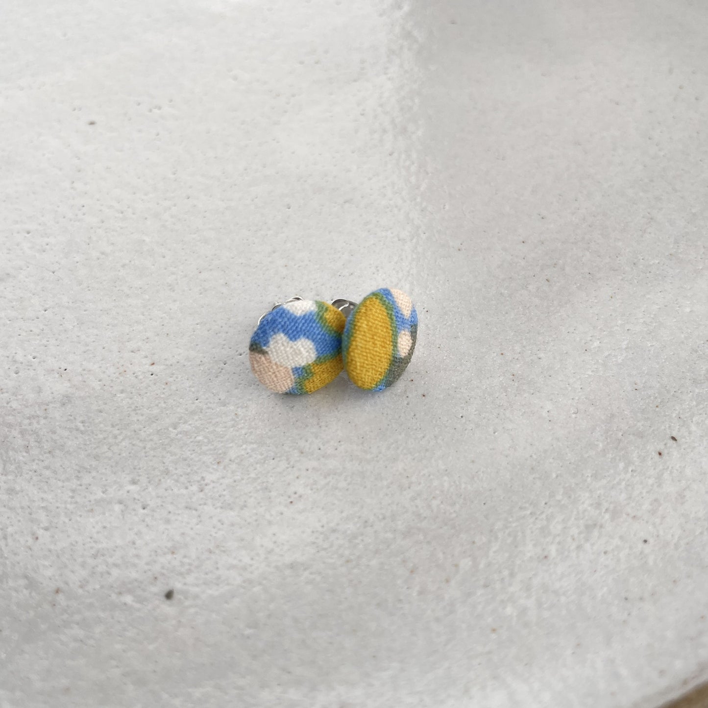 kleine Stoffstecker . Sprenkel auf Blau