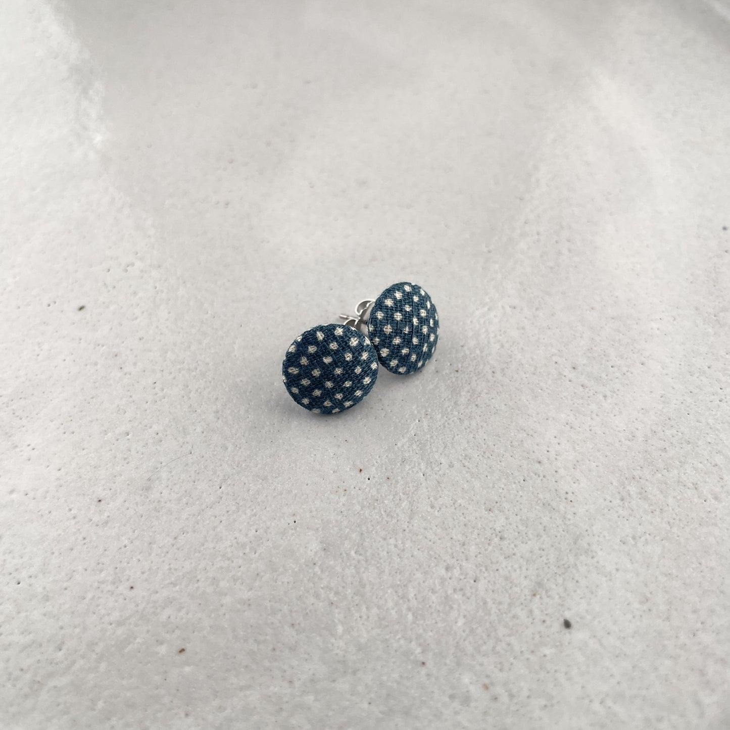 kleine Stoffstecker . Polkadots blau