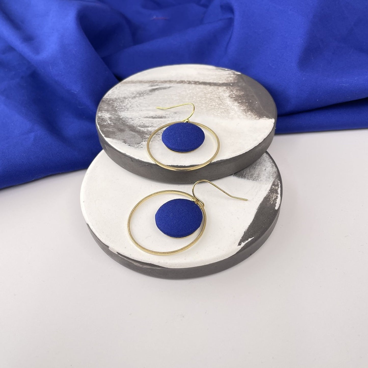 Ohrringe InnerCircle groß in Royalblau