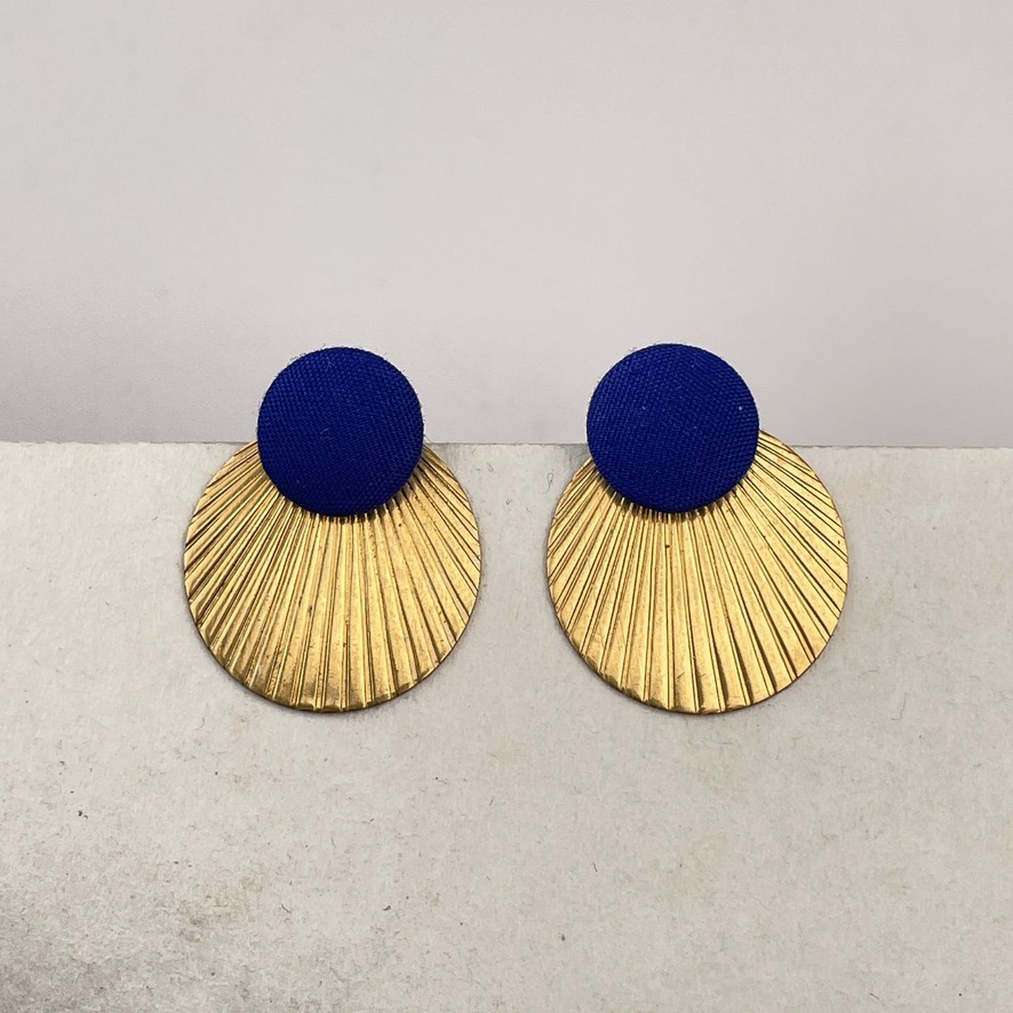 Ohrstecker Rundling in Royalblau