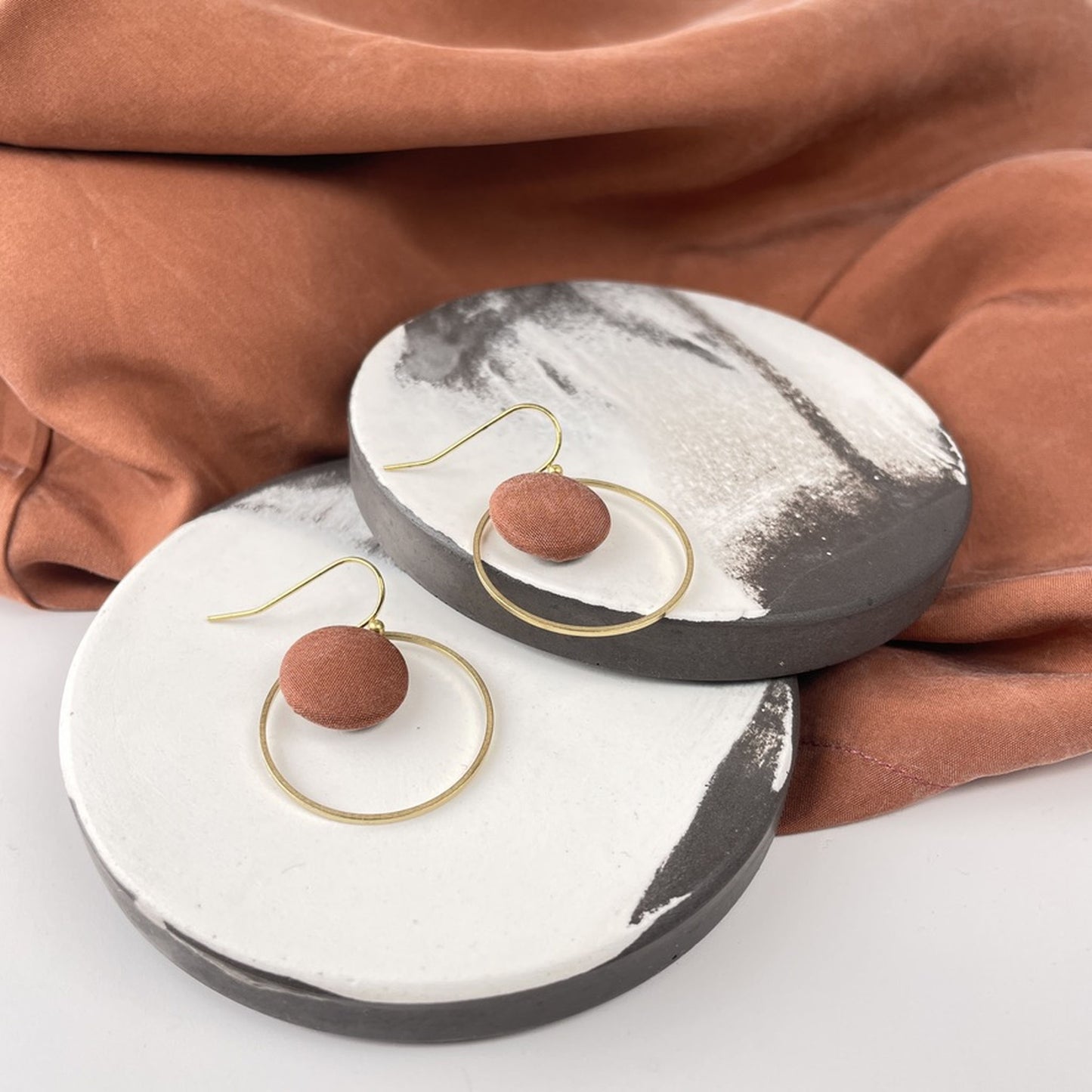 Ohrringe Inner Circle klein in Mocca