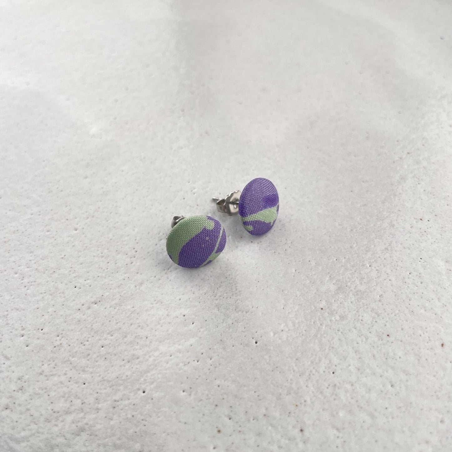 kleine Stoffstecker . Kleckse auf Lila