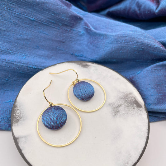 Ohrringe Inner Circle klein . Blaue Stunde