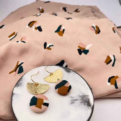 Ohrringe Halbmond . Klecks Beige