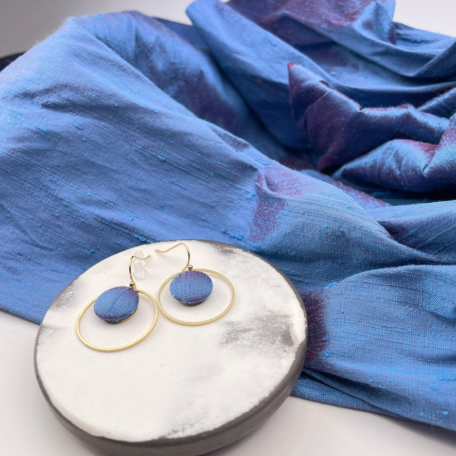 Ohrringe Inner Circle klein . Blaue Stunde