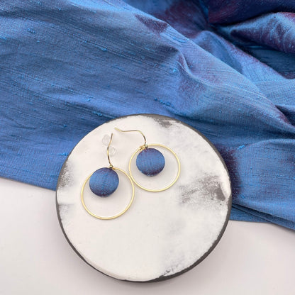 Ohrringe Inner Circle klein . Blaue Stunde