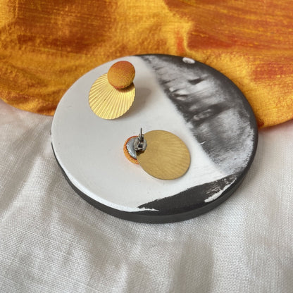 Ohrstecker Rundling . Orangegelber Seide . Sillow