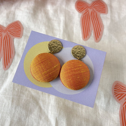 Ohrstecker MegaTransit in Orangegelber Seide . Sillow