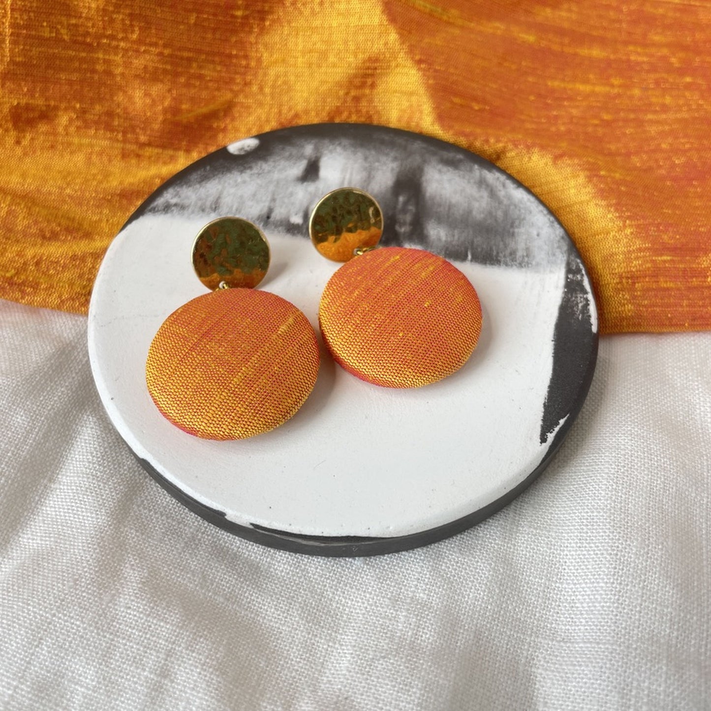 Ohrstecker MegaTransit in Orangegelber Seide . Sillow