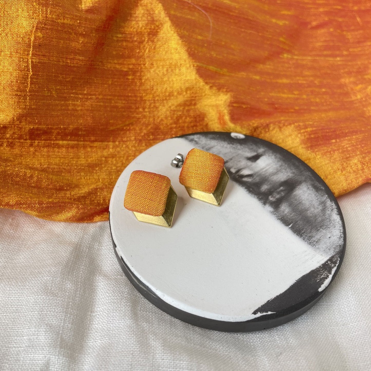 Ohrstecker Open Symbol .  Orangegelber Seide . Sillow