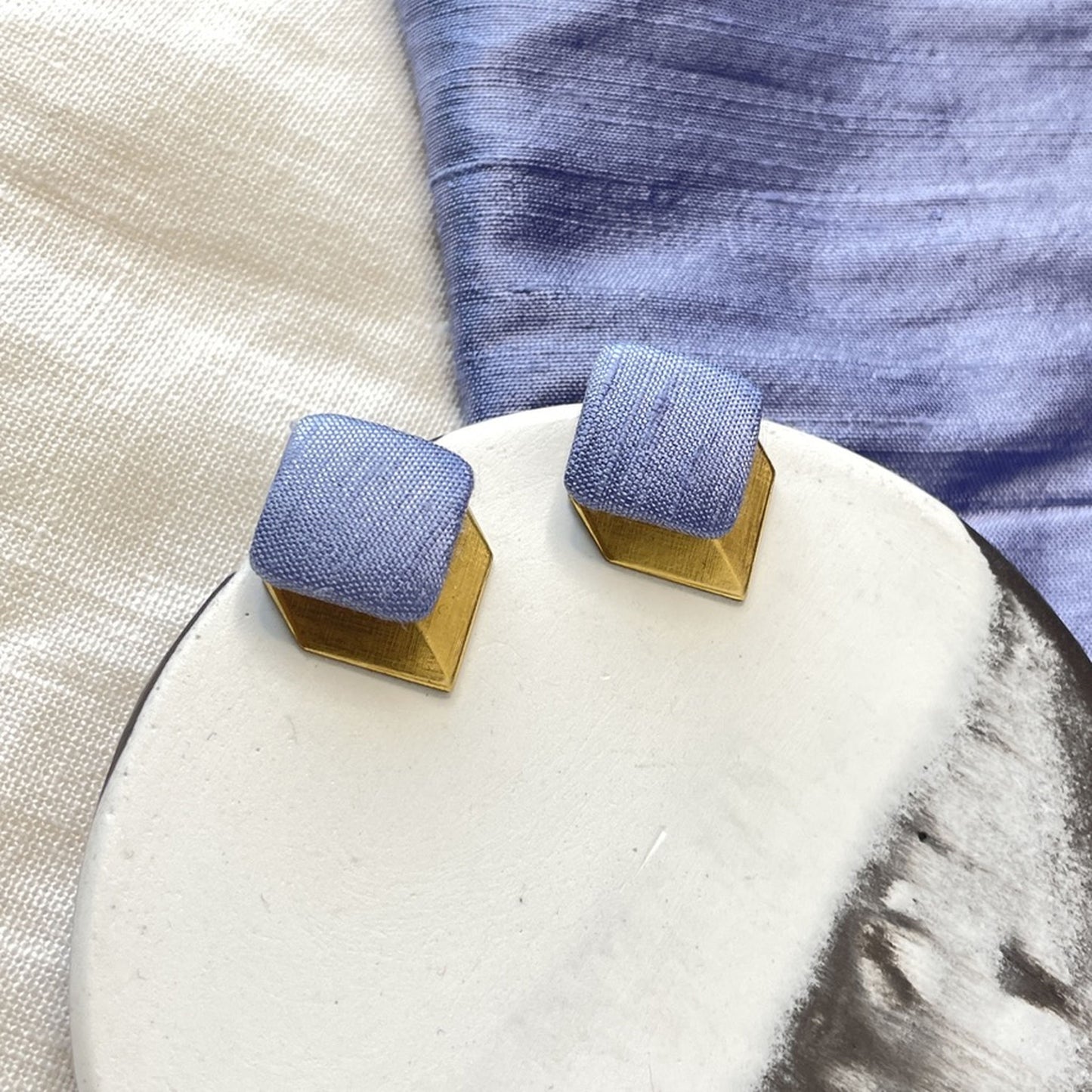 Ohrstecker Open Symbol .  Fliederblau