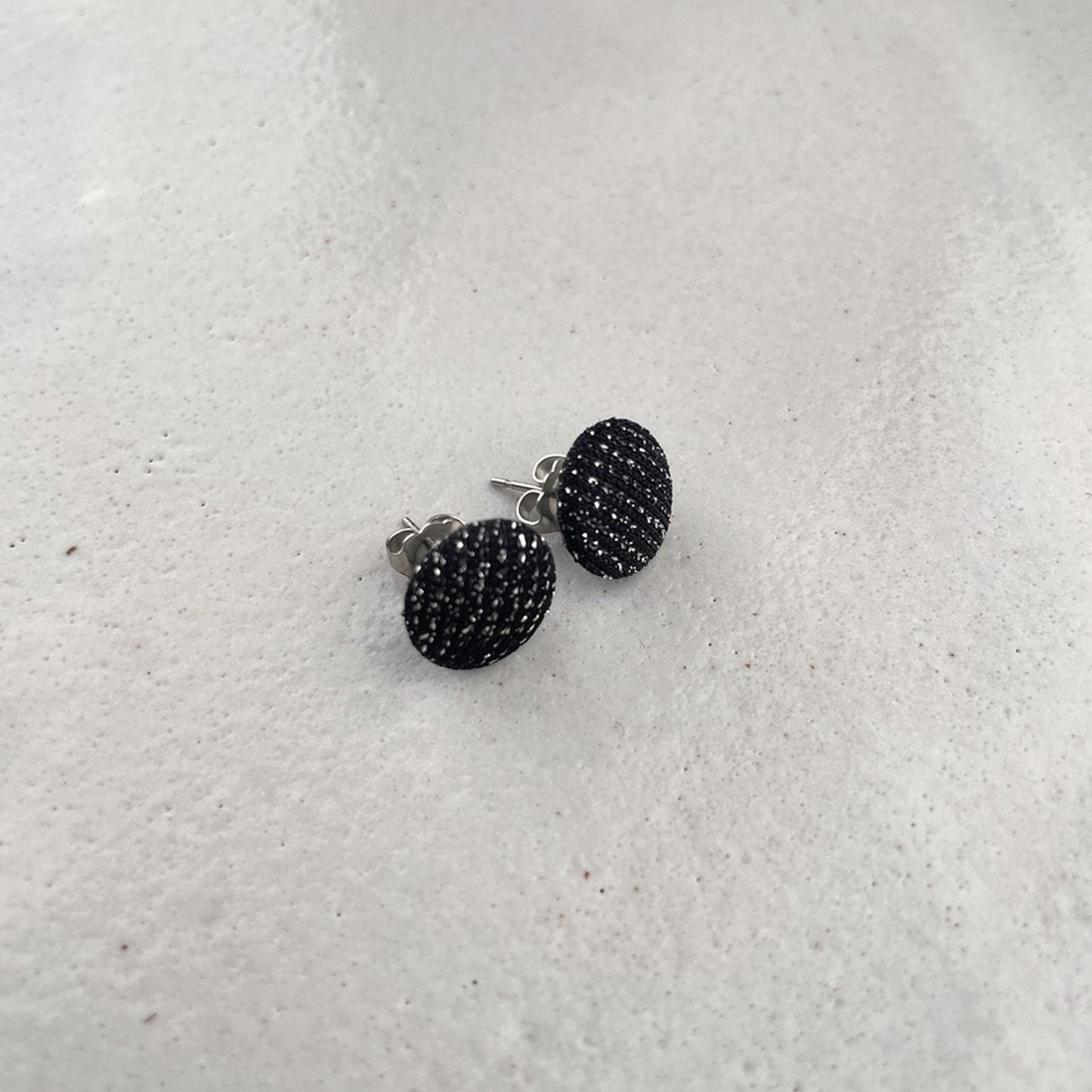 kleine Stoffstecker .  Silberglanz