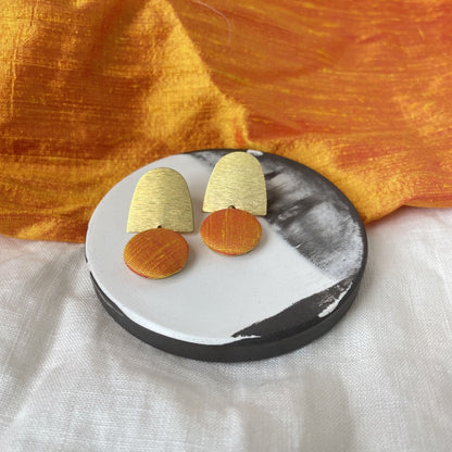 Ohrstecker Monta. Orangegelbe Seide Sillow