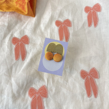 Ohrstecker Monta. Orangegelbe Seide Sillow