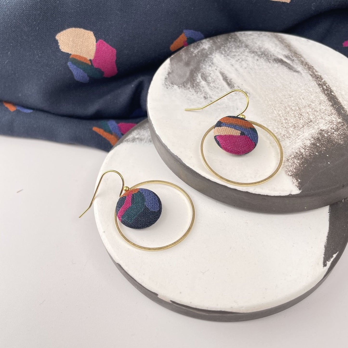 Ohrringe Inner Circle klein .Blau Klecks