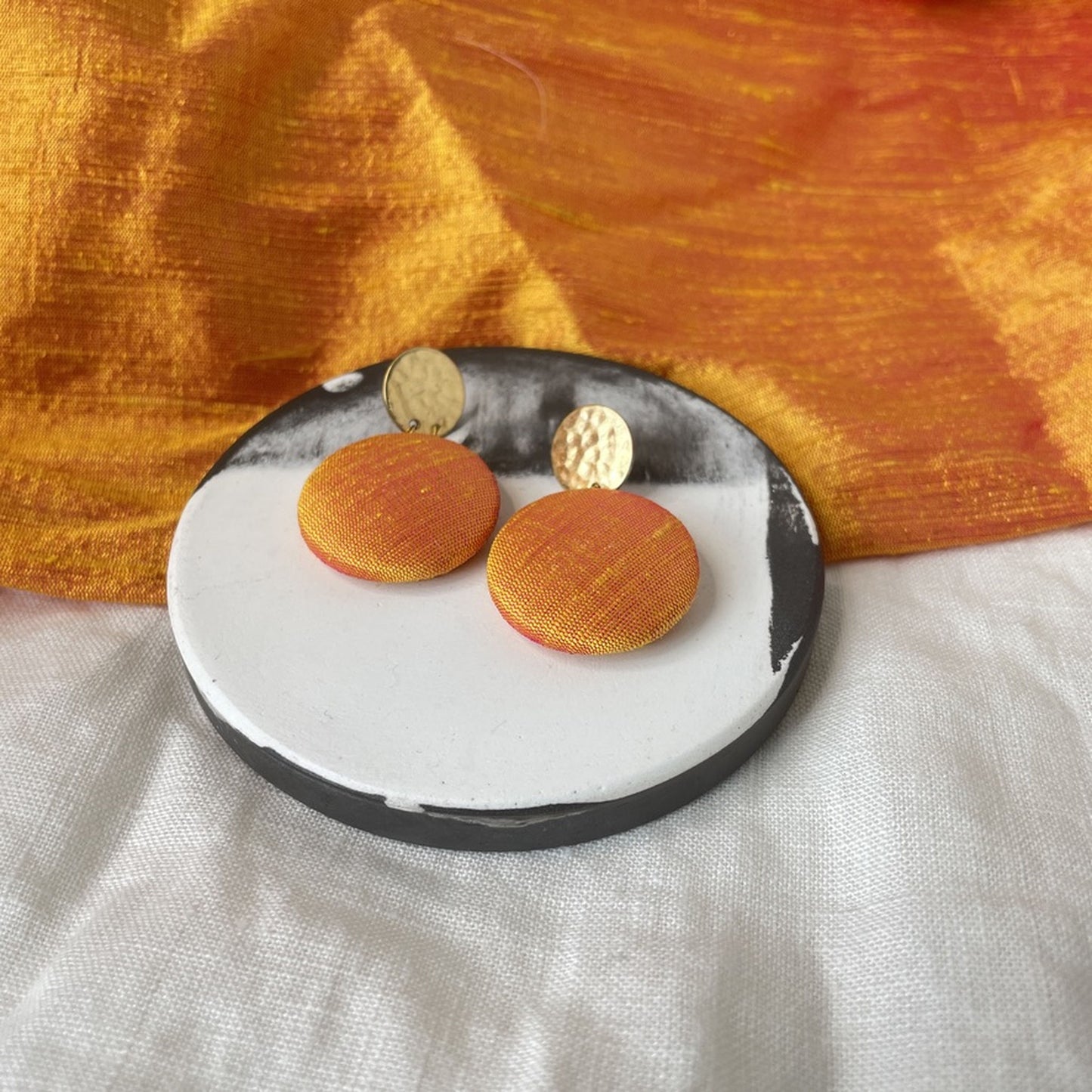 Ohrstecker MegaTransit in Orangegelber Seide . Sillow