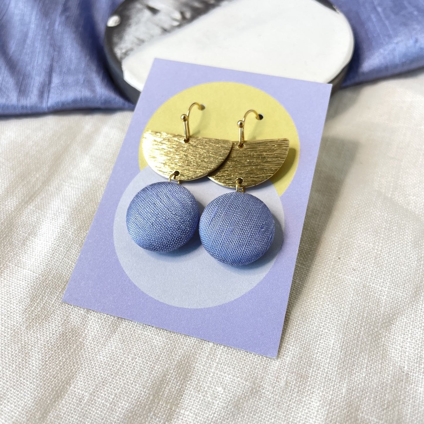 Ohrringe Halbmond . Fliederblaue Seide