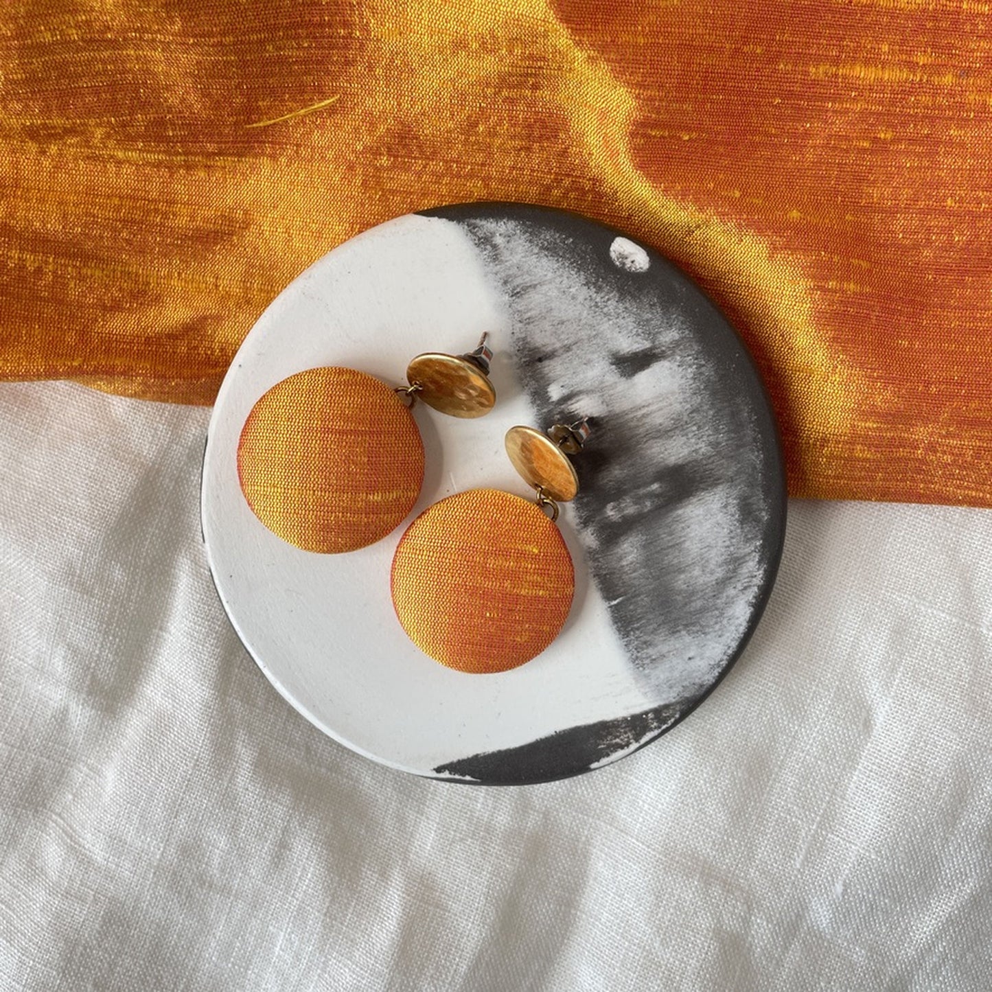 Ohrstecker MegaTransit in Orangegelber Seide . Sillow