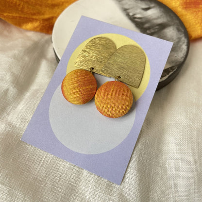 Ohrstecker Monta. Orangegelbe Seide Sillow