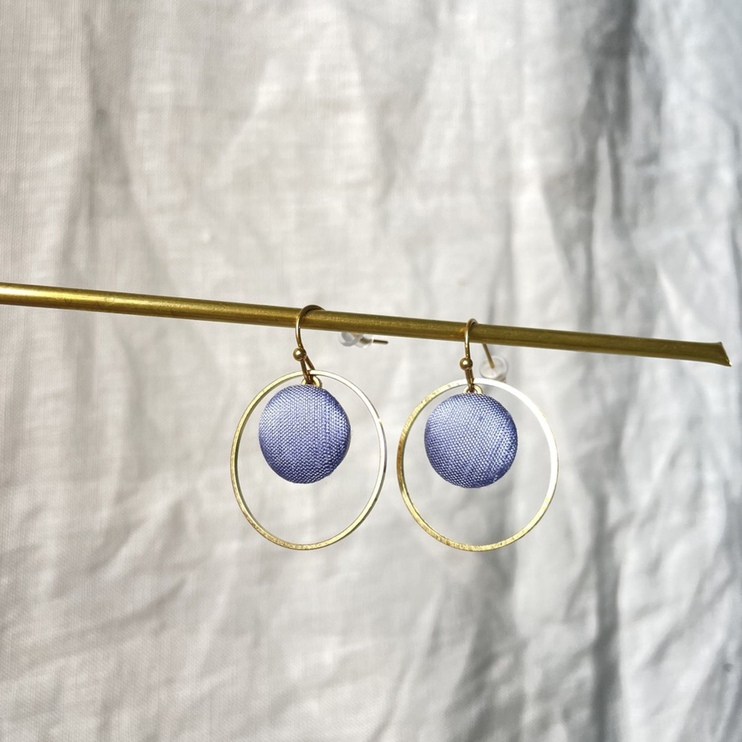 Ohrringe Inner Circle klein in Fliederblau