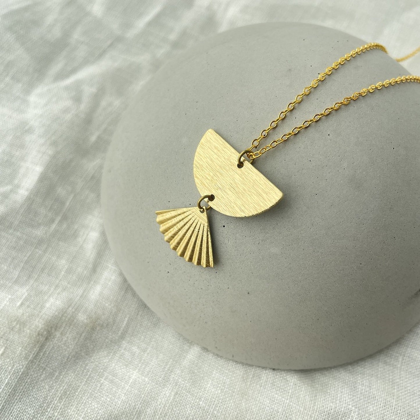 Puri . Kette . Halbkreis mit Muschel