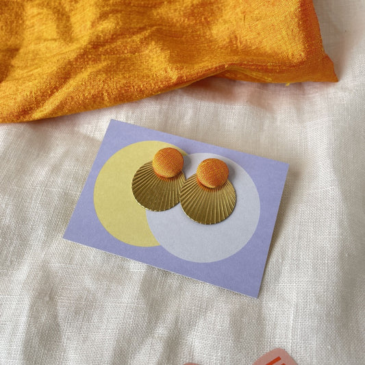 Ohrstecker Rundling . Orangegelber Seide . Sillow
