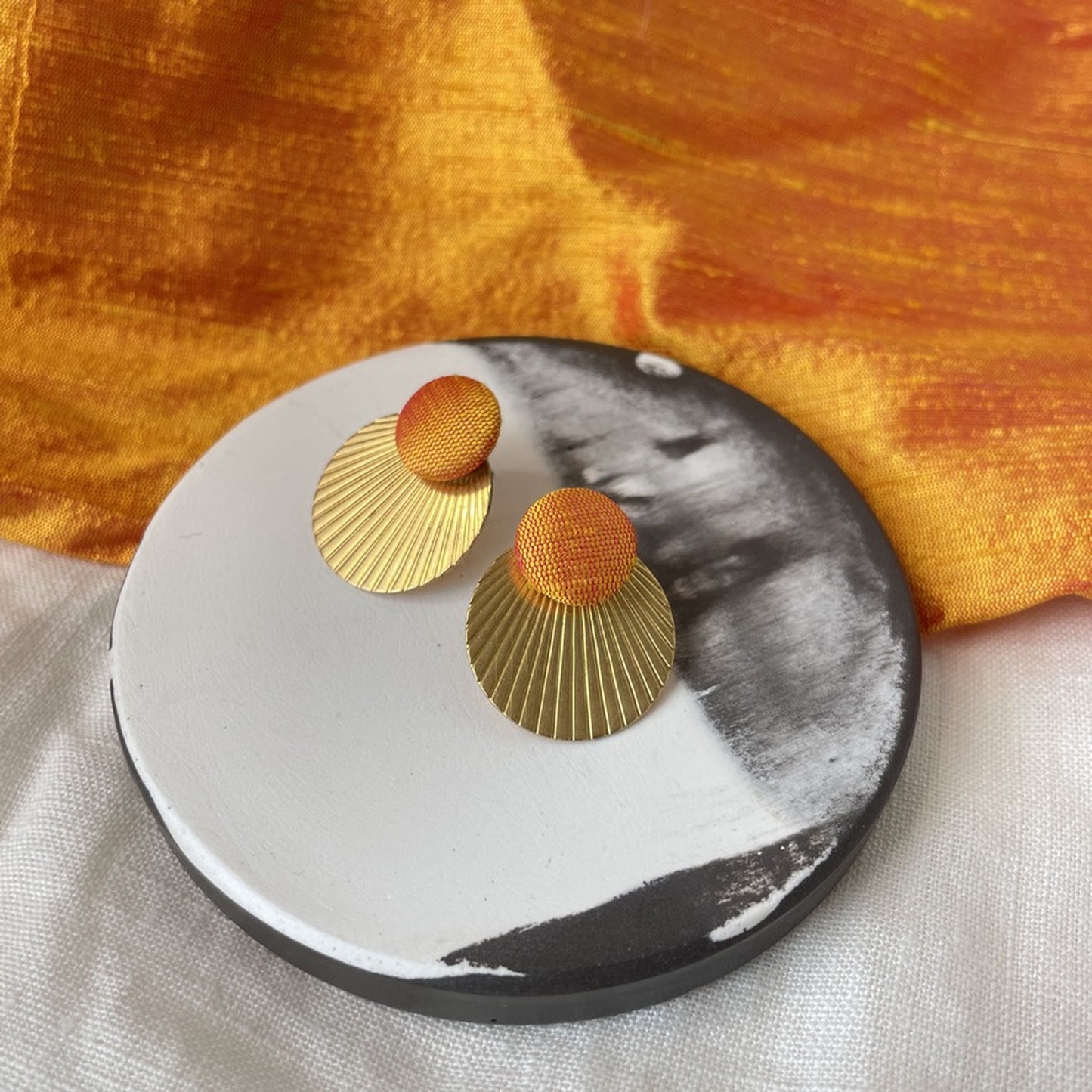 Ohrstecker Rundling . Orangegelber Seide . Sillow