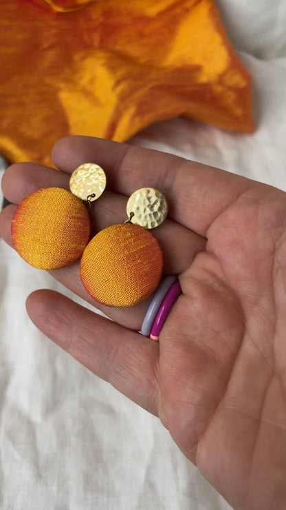 Ohrstecker MegaTransit in Orangegelber Seide . Sillow