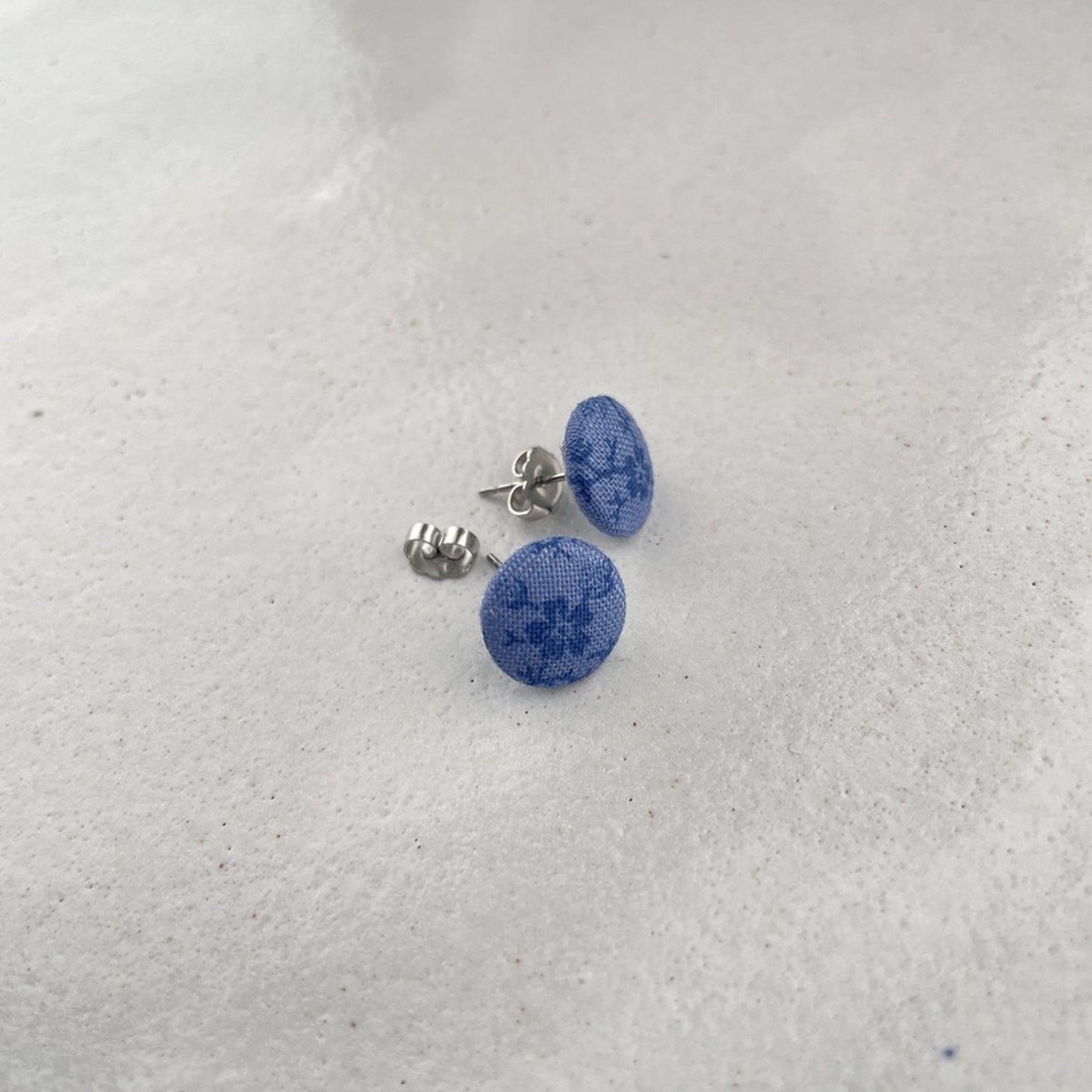 kleine Stoffstecker . blaue Blütenranken