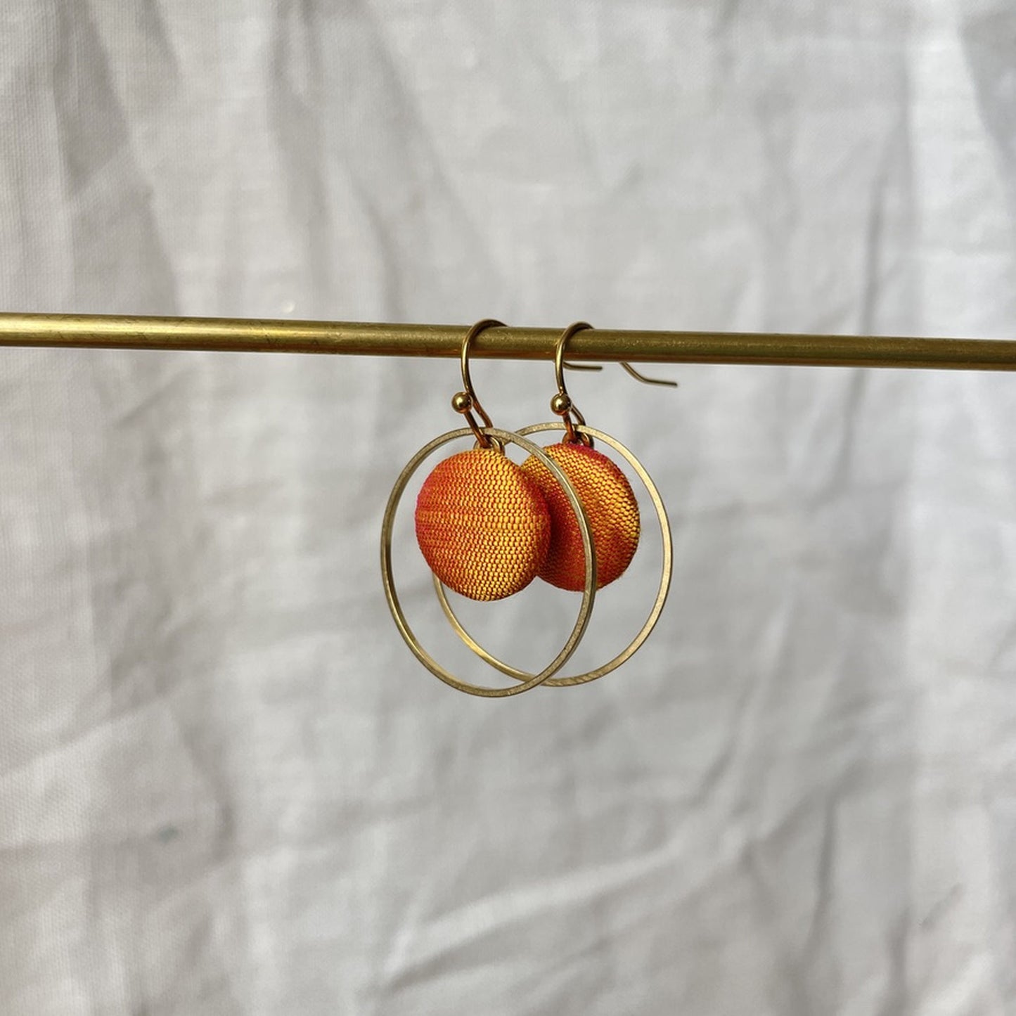 Ohrringe Inner Circle klein in Orangegelber Seide . Sillow