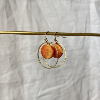 Ohrringe Inner Circle klein in Orangegelber Seide . Sillow