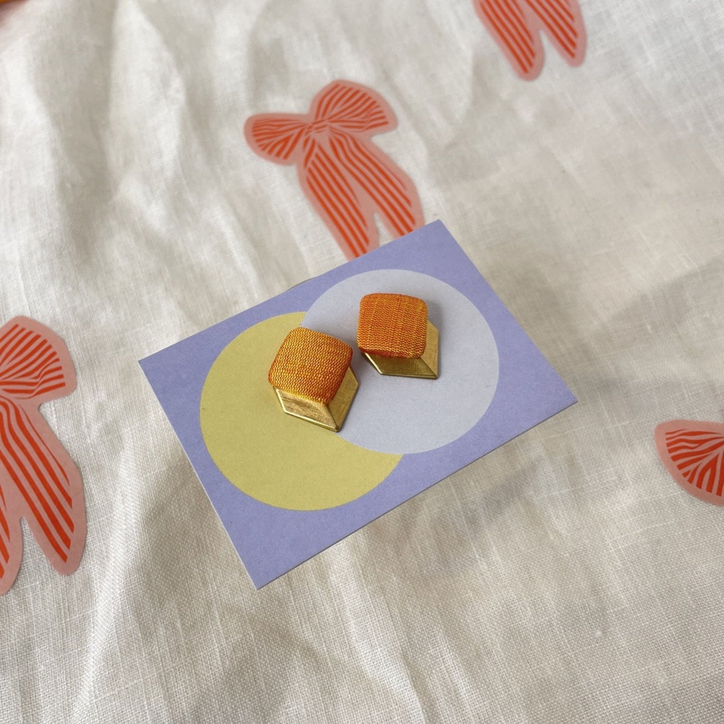 Ohrstecker Open Symbol .  Orangegelber Seide . Sillow